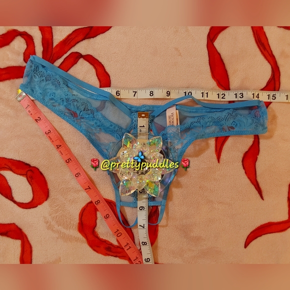 💙 VS Very Sexy Rose Lace & Grommet Crotchless Thong Panty 💙 - Picture 9 of 16